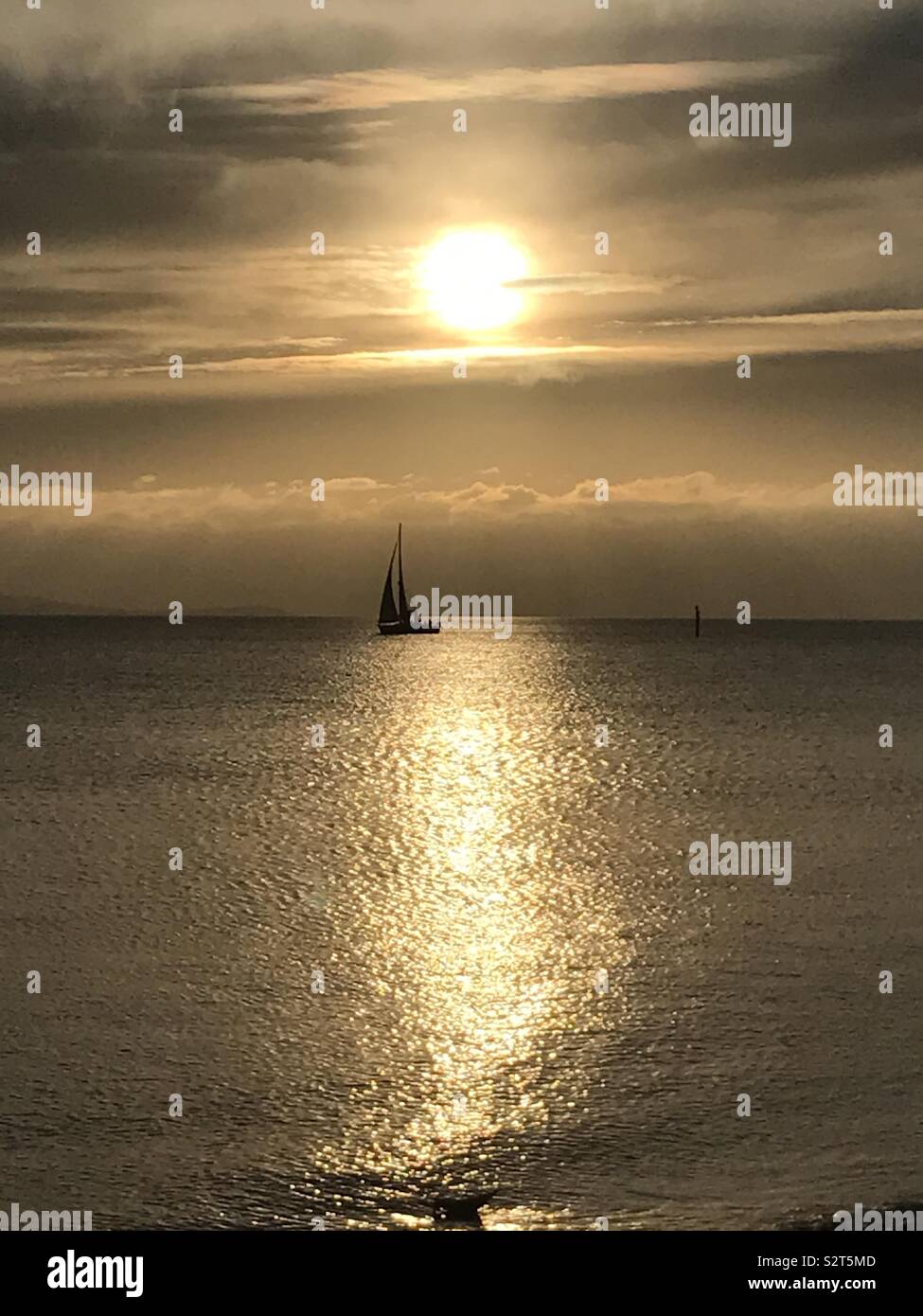 Einsame Boot bei Sonnenuntergang Stockfoto