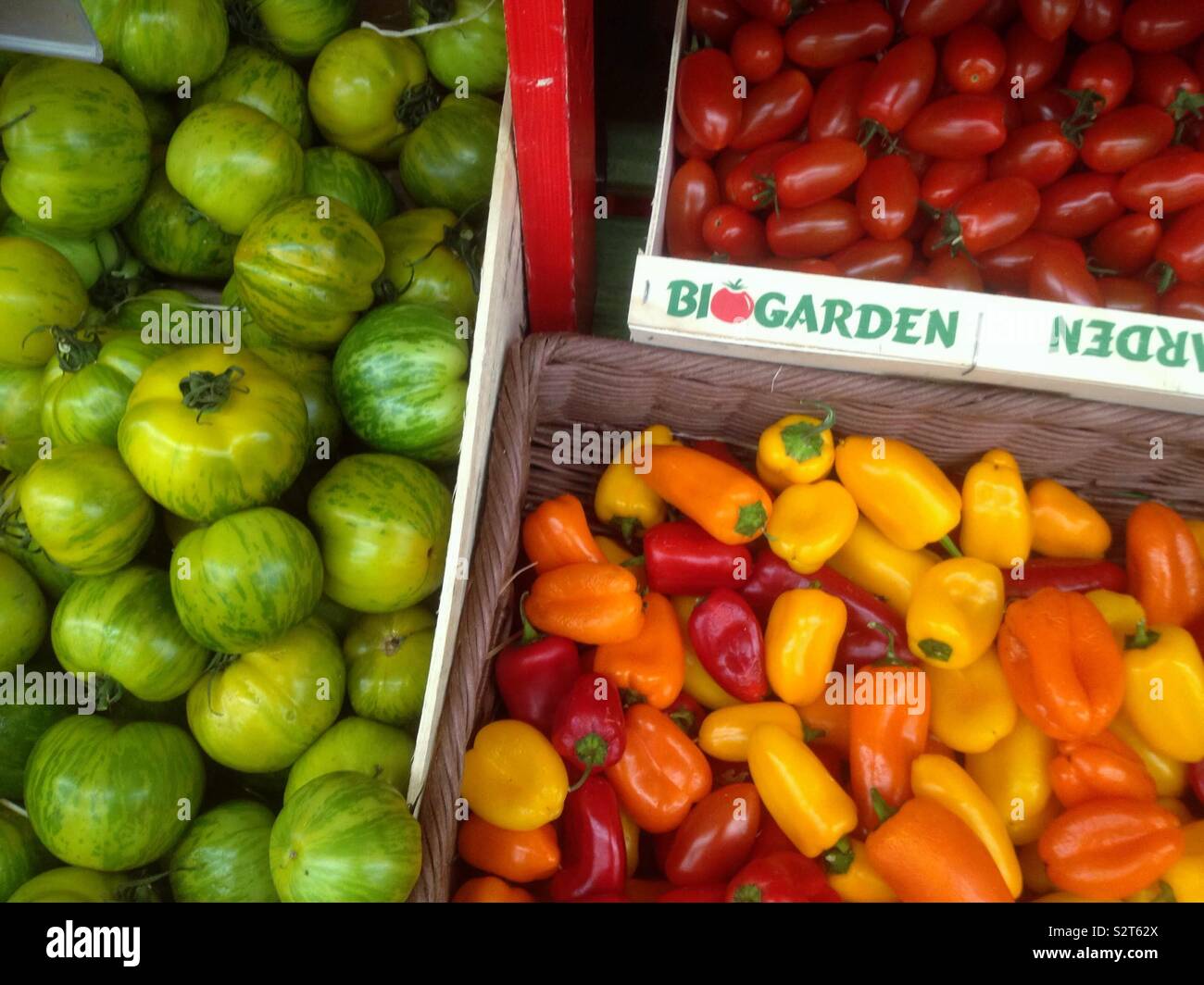 Bio Pfeffer sur und Tomaten - Smartphone-aufgenommenes Stockfoto