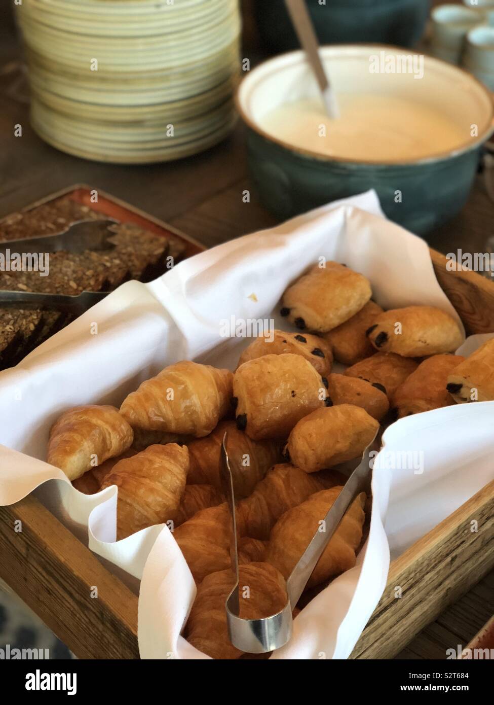 Morgen Croissants und Pain au Chocolat am Frühstücksbuffet Stockfoto