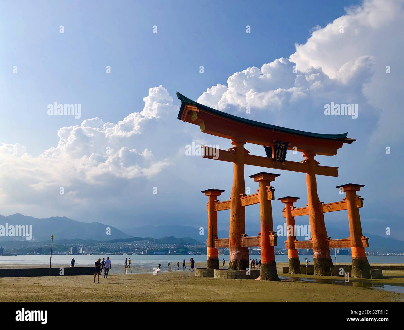 Torii-tor bei Ebbe auf Itsukushima Insel Miyajima in Japan. Stockfoto