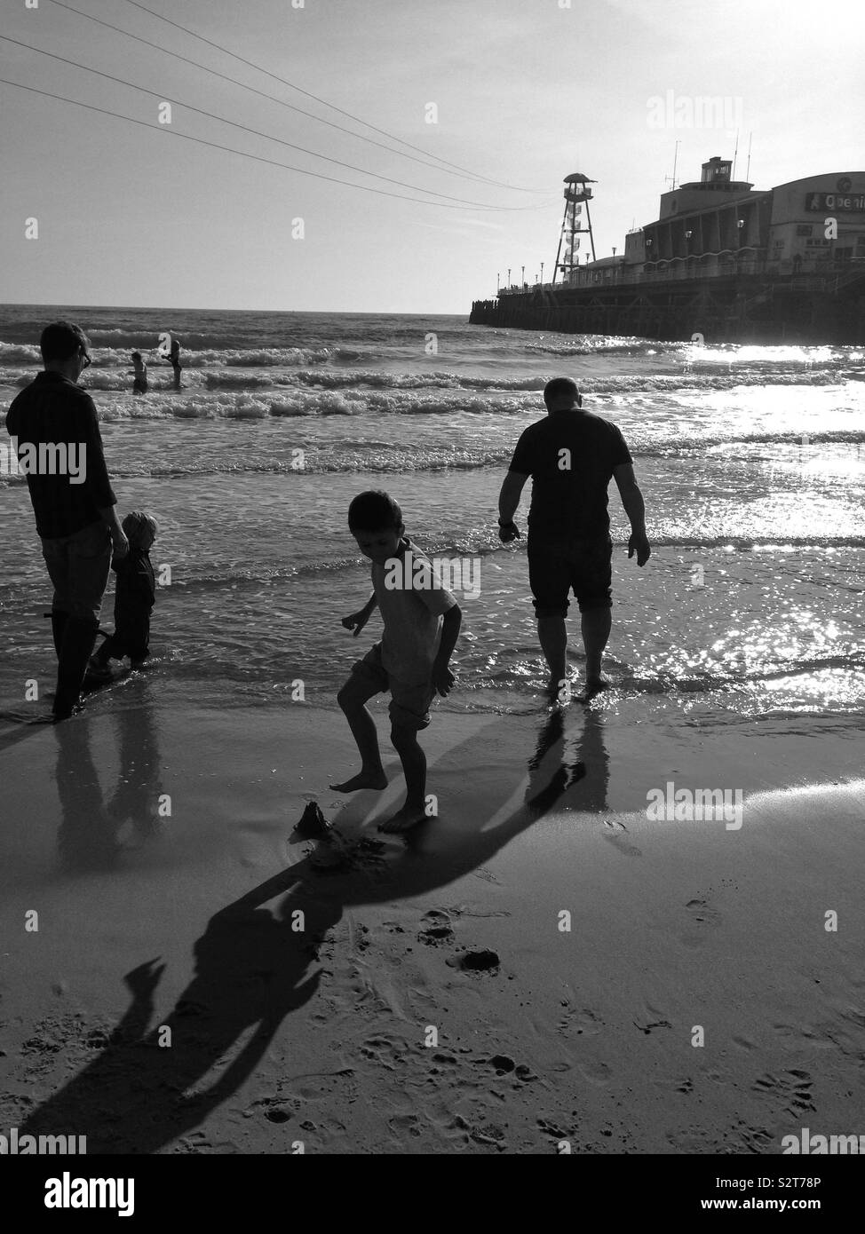 Silhouette von Menschen am Meer in Bournemouth, Dorset Stockfoto