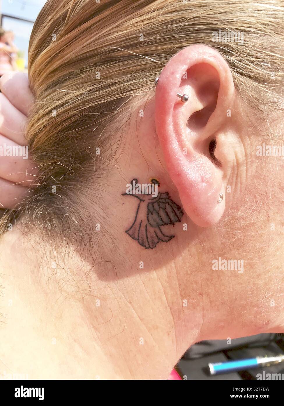 Tattoo hinter dem Ohr Stockfotografie - Alamy