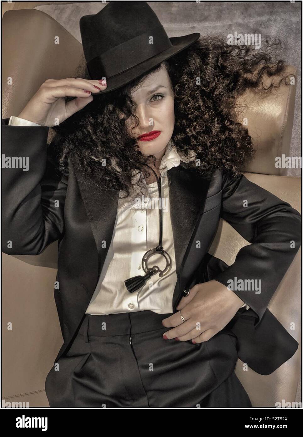 Eine modische junge Frau im Hosenanzug. Stockfoto