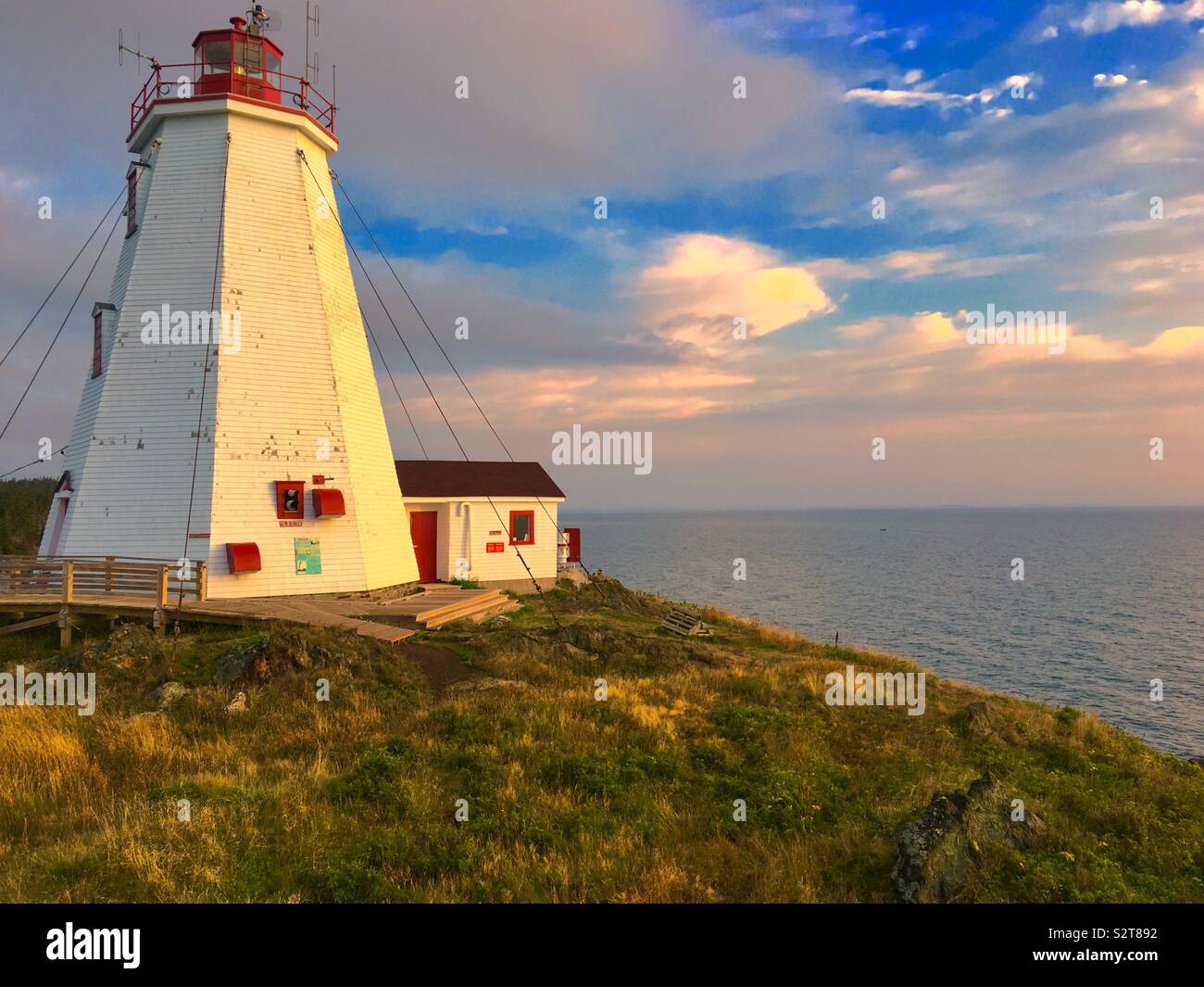 Sonnenaufgang über Schwalbenschwanz Leuchtturm am Grand Manan Island in New Brunswick Kanada Stockfoto