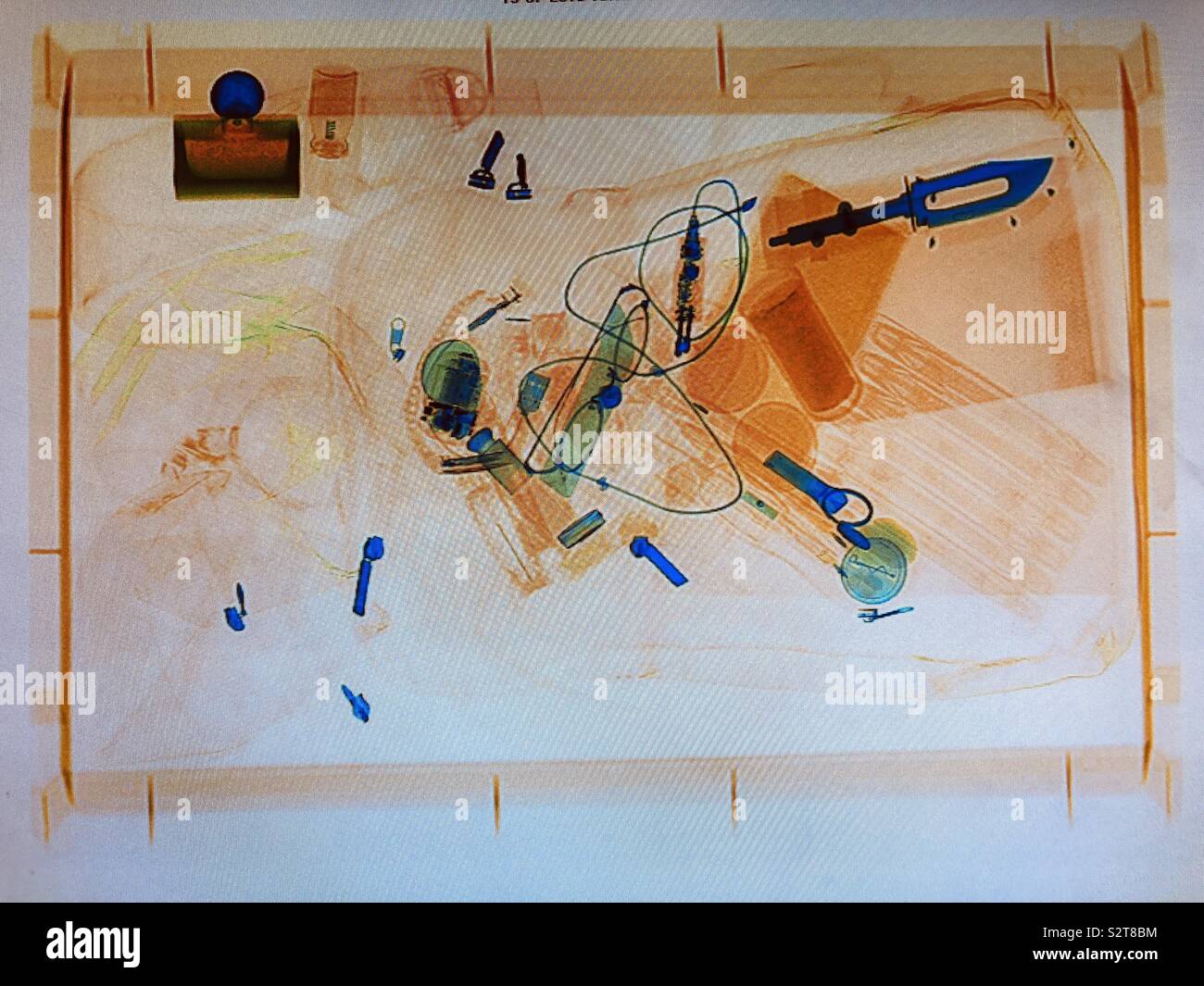 Xray Projektion von einem Messer im Handgepäck am Flughafen Sicherheit