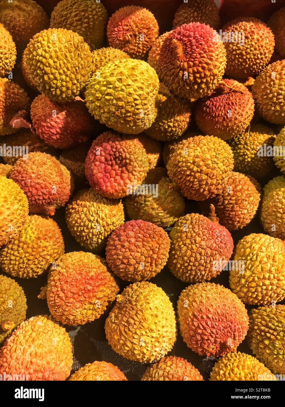 Full Frame vieler Reif lychee Nuts auf einem Regal verstreut. Stockfoto