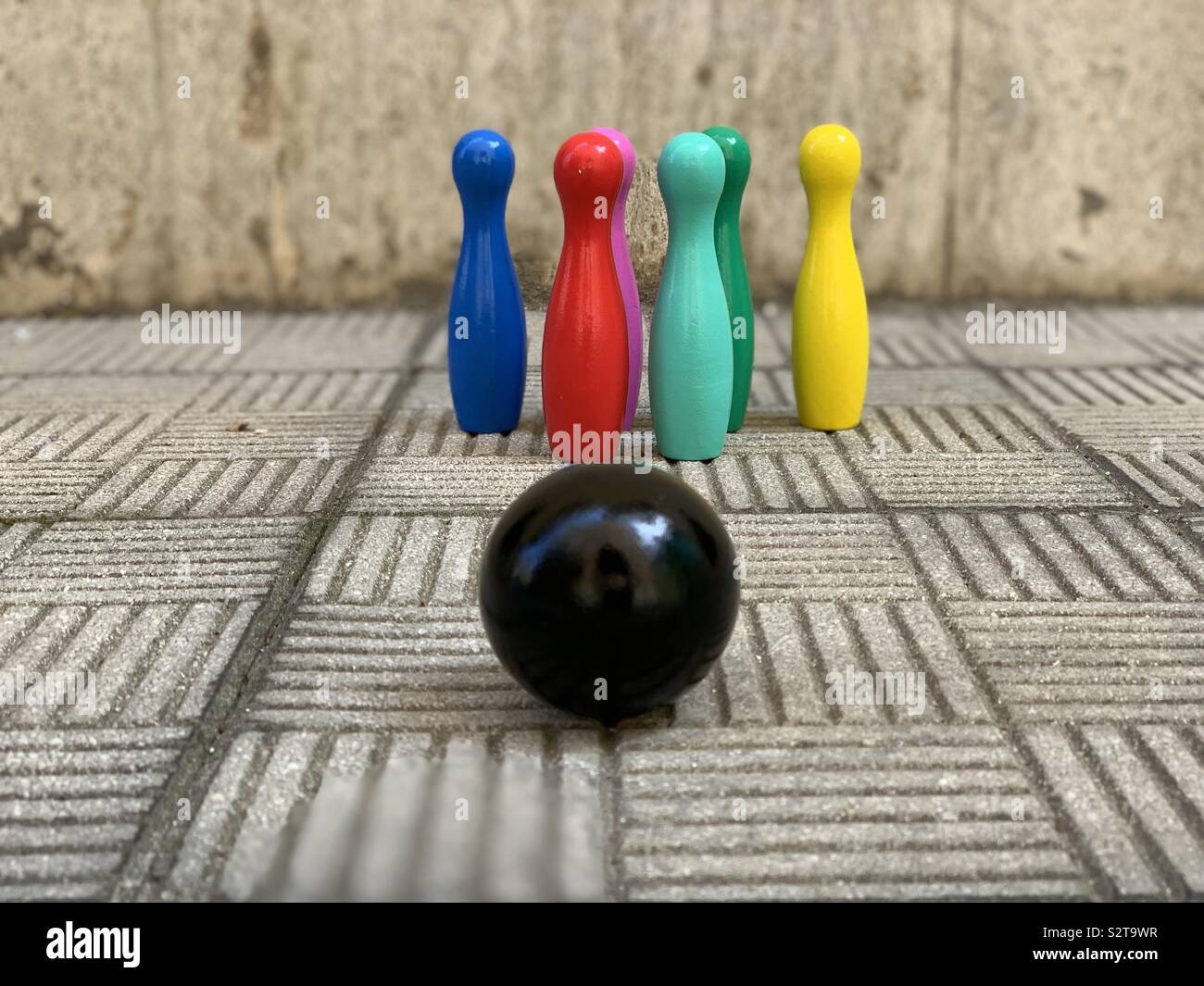 Bowling Spiel mit bunten Bowling Pins Stockfoto