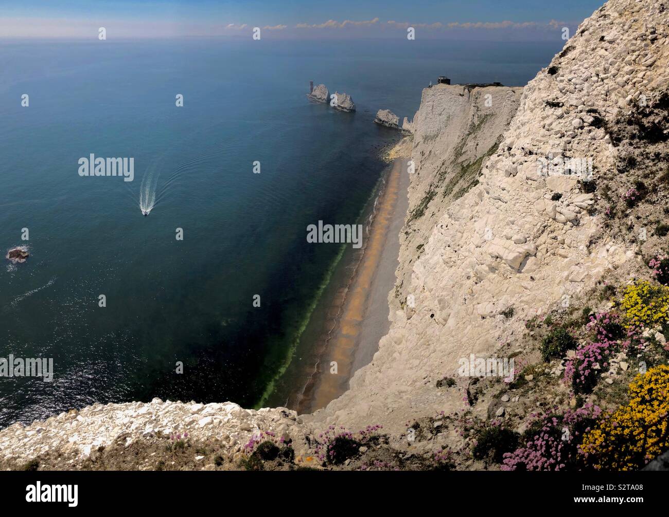 Die Nadeln von hoch oben auf der Isle of Wight, England, Vereinigtes Königreich - Smartphone-aufgenommenes Stockfoto
