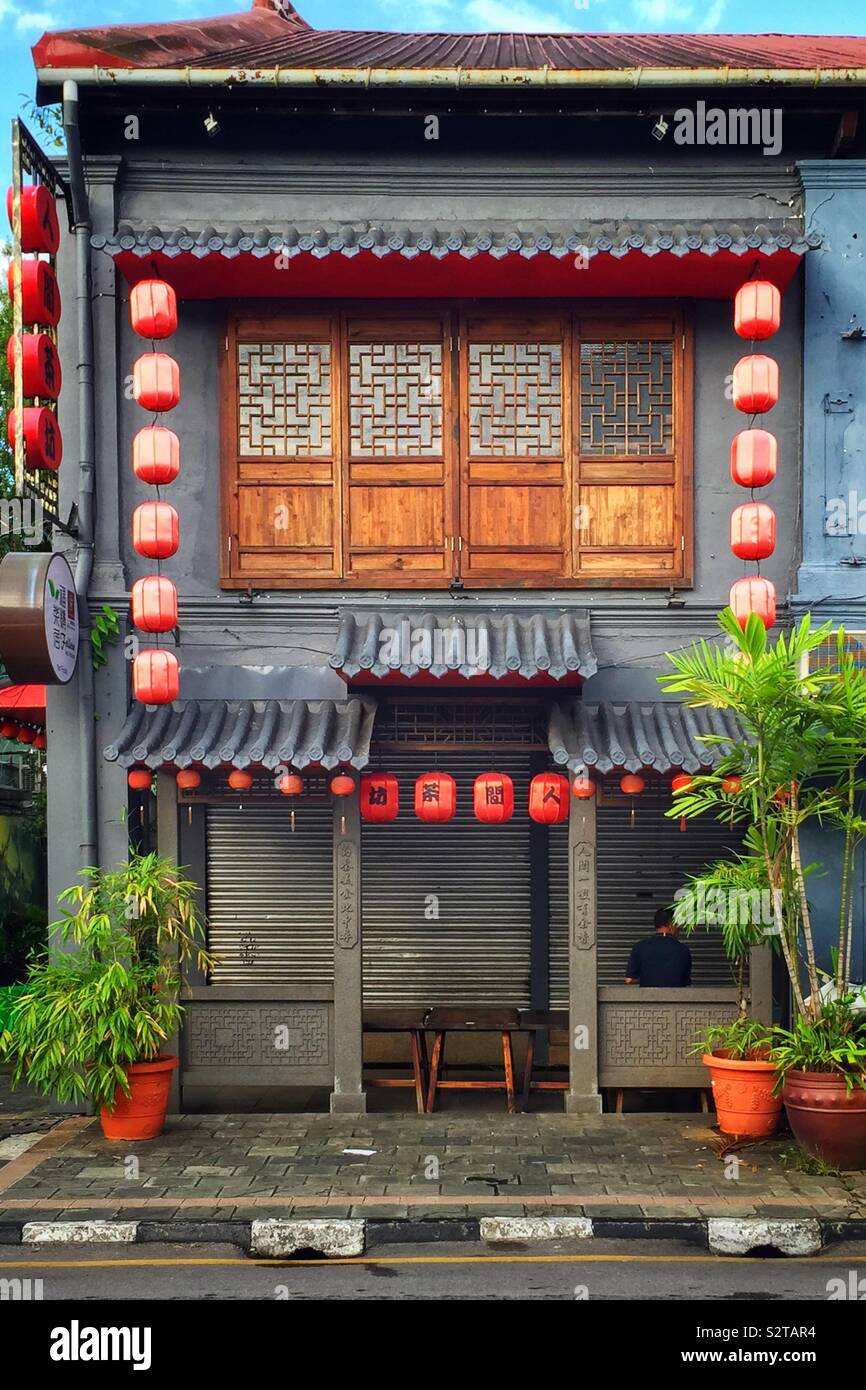 Die farbenfrohe Fassade eines terrassierten Shophouse im alten Main Bazaar in Kuching, Sarawak, Malaysia Stockfoto