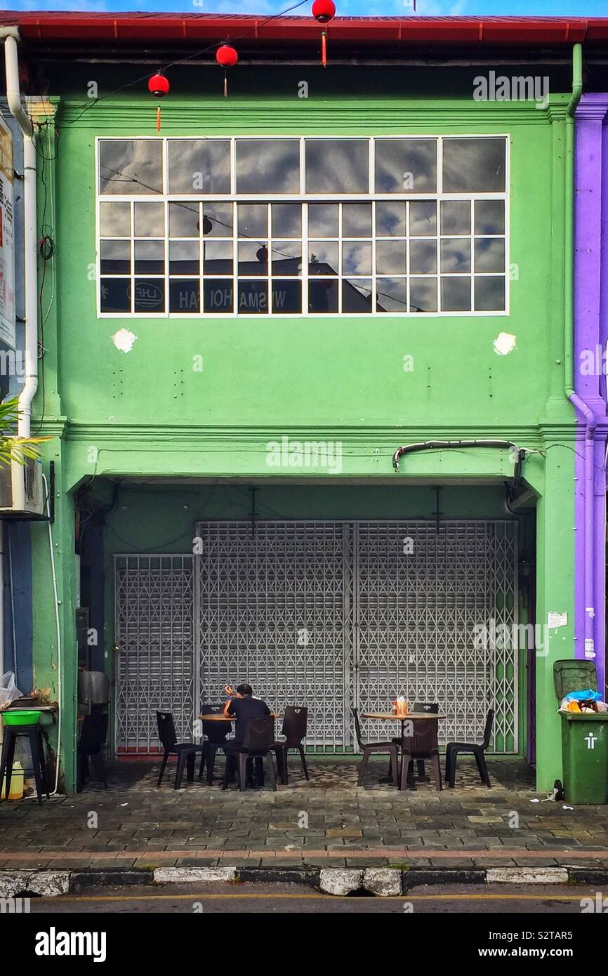 Die farbenfrohe Fassade eines terrassierten Shophouse im alten Main Bazaar in Kuching, Sarawak, Malaysia Stockfoto