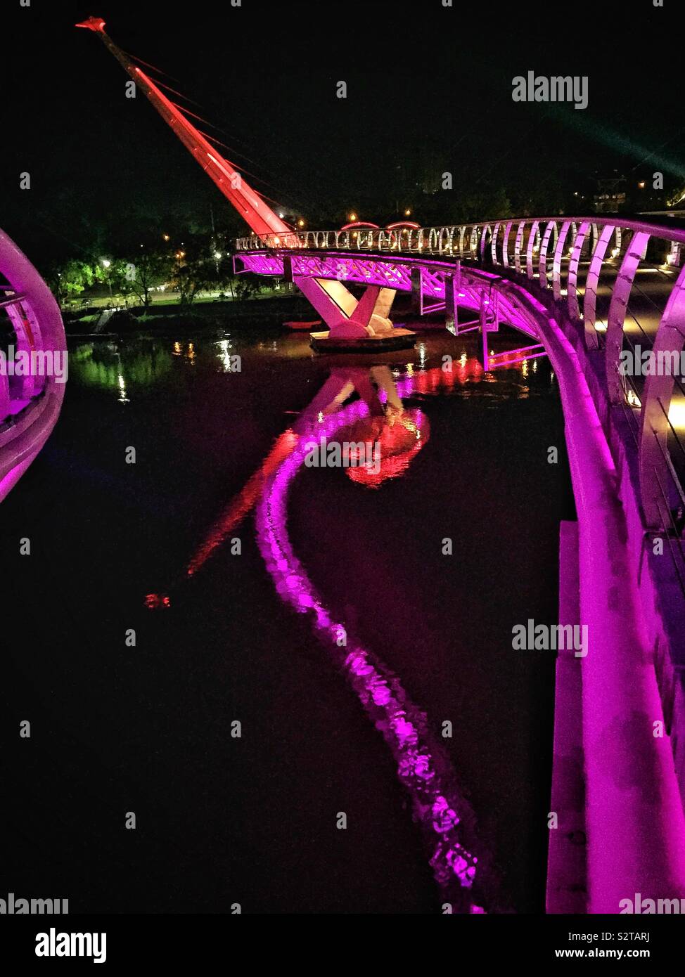 Die Darul Hana Brücke, wodurch Fußgänger den Sarawak River von Kuching Waterfront Revier zu den Staat Legislative Assembly Building, Sarawak, Malaysia, mit Flutlicht in der Nacht Kreuz Stockfoto