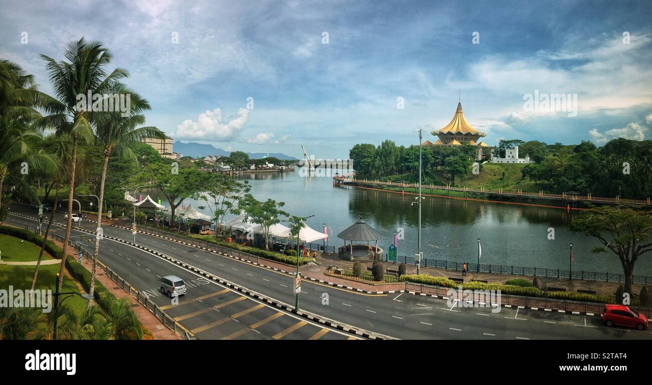 Die Waterfront Revier, mit dem Darul Hana Brücke über den Fluss Sarawak und der Staatlichen Legislative Assembly Building (bangunan Dewan Undangan Negeri), Kuching, Sarawak, Malaysia - Smartphone-aufgenommenes Stockfoto