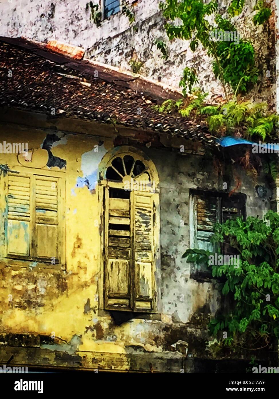 Die farbenfrohe Fassade eines terrassierten Shophouse im alten Main Bazaar in Kuching, Sarawak, Malaysia Stockfoto