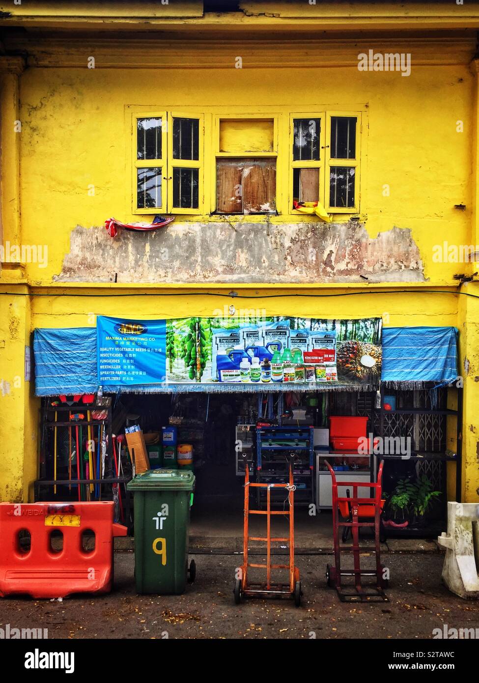 Die farbenfrohe Fassade eines terrassierten Shophouse im alten Main Bazaar in Kuching, Sarawak, Malaysia Stockfoto
