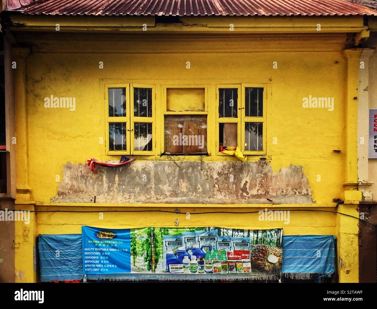 Die farbenfrohe Fassade eines terrassierten Shophouse im alten Main Bazaar in Kuching, Sarawak, Malaysia Stockfoto