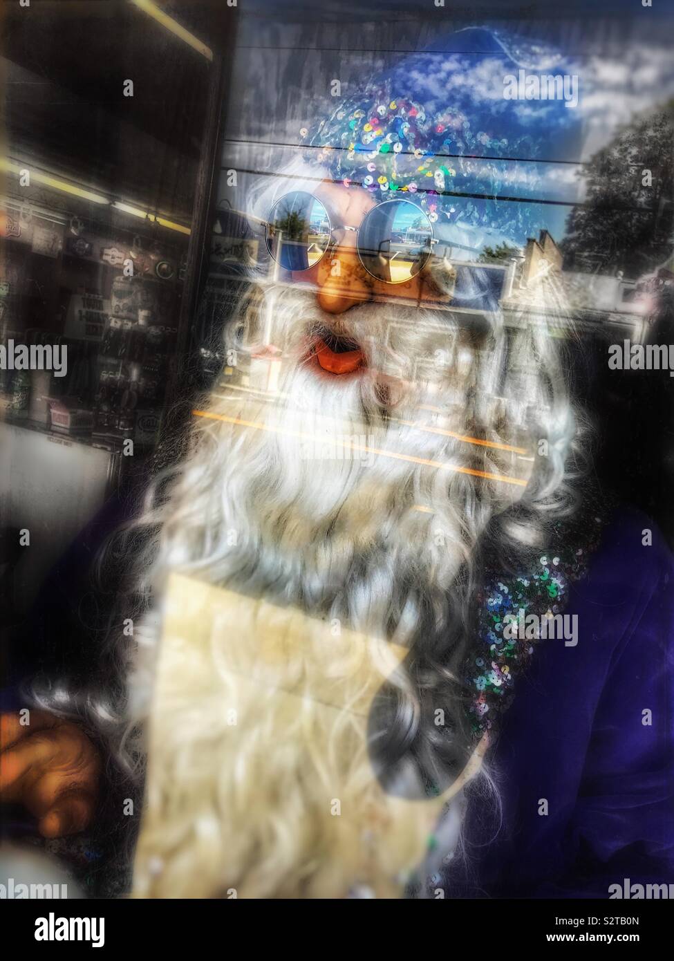 Arcade Wahrsagerin gekleidet, wie Merlin in einem touristischen Schaufenster - Smartphone-aufgenommenes Stockfoto