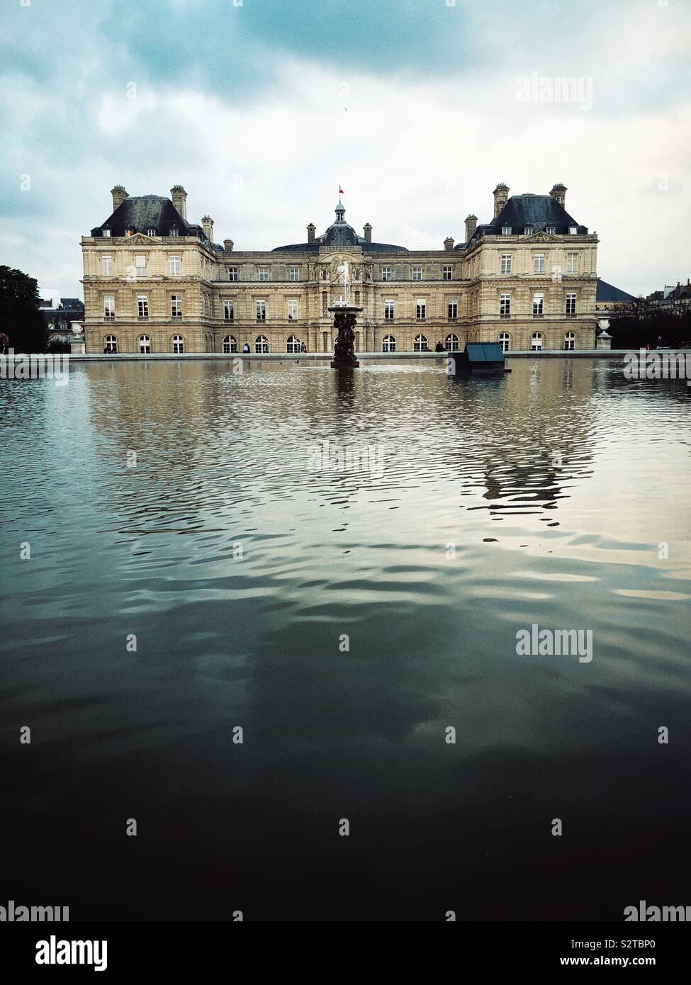 Luxemburg Palace reflektiert in den Teich im Jardin du Luxembourg in Paris. Stockfoto