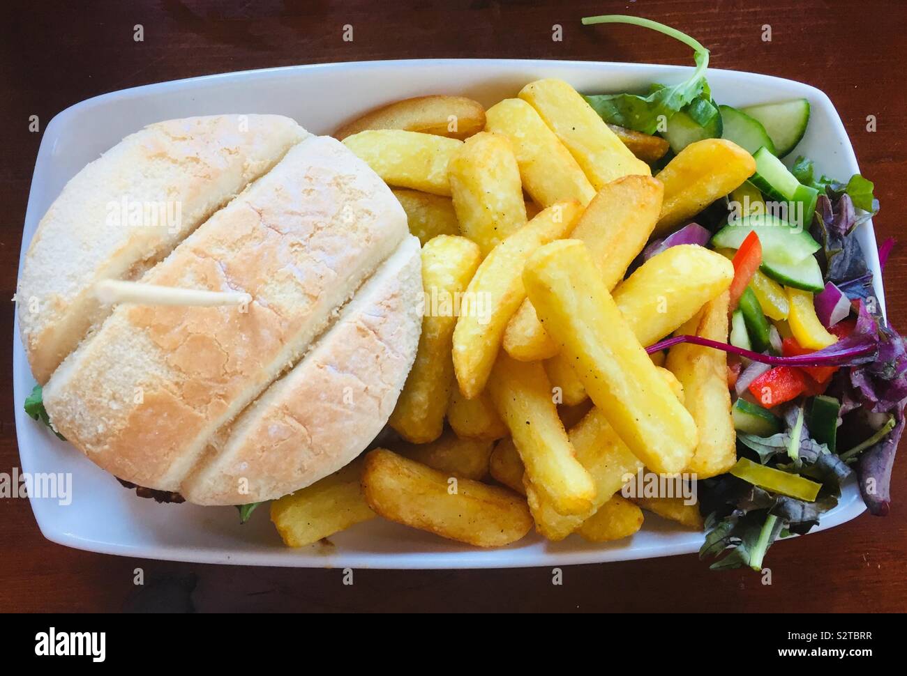 Linsen vegane Burger und stückige Chips Stockfoto