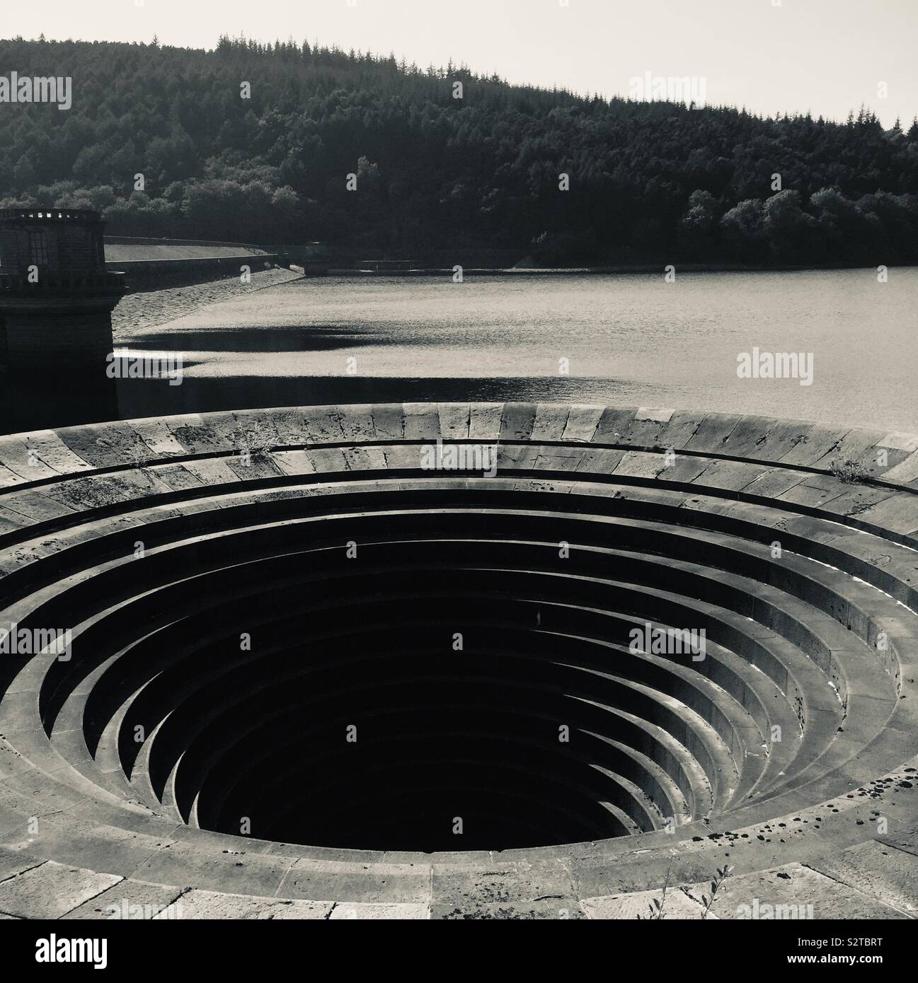 Ladybower dam Überlauf Kreise Stockfoto