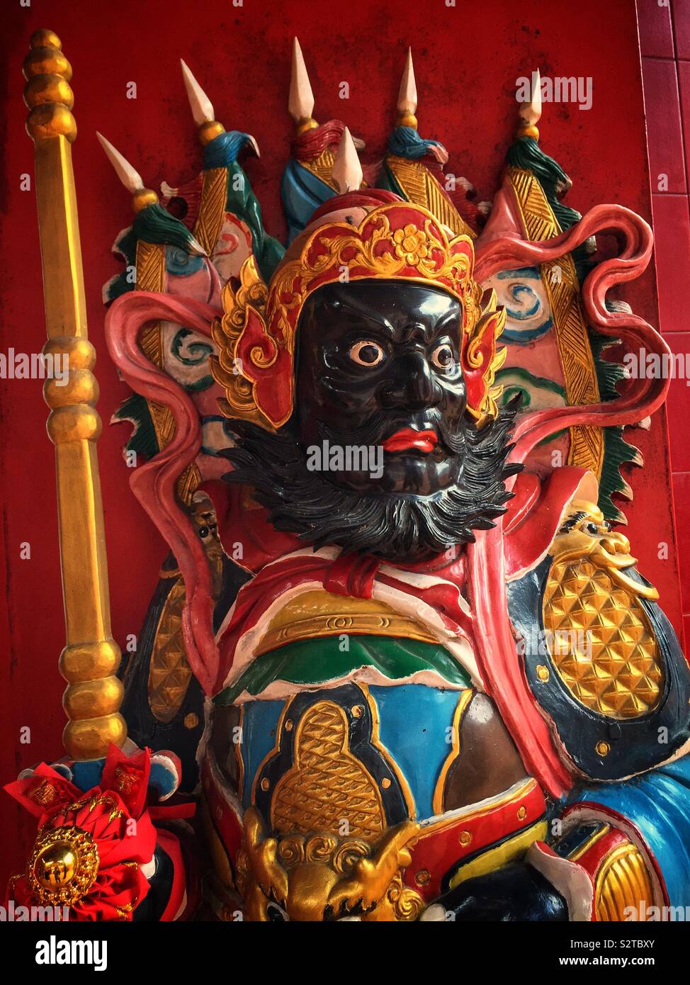 Traditionelle Chinesische menshen, oder Tür Götter, zieren den Eingang zum Tua Pek Kong taoistischen Tempel in der alten Main Bazaar, Kuching, Sarawak, Malaysia Stockfoto