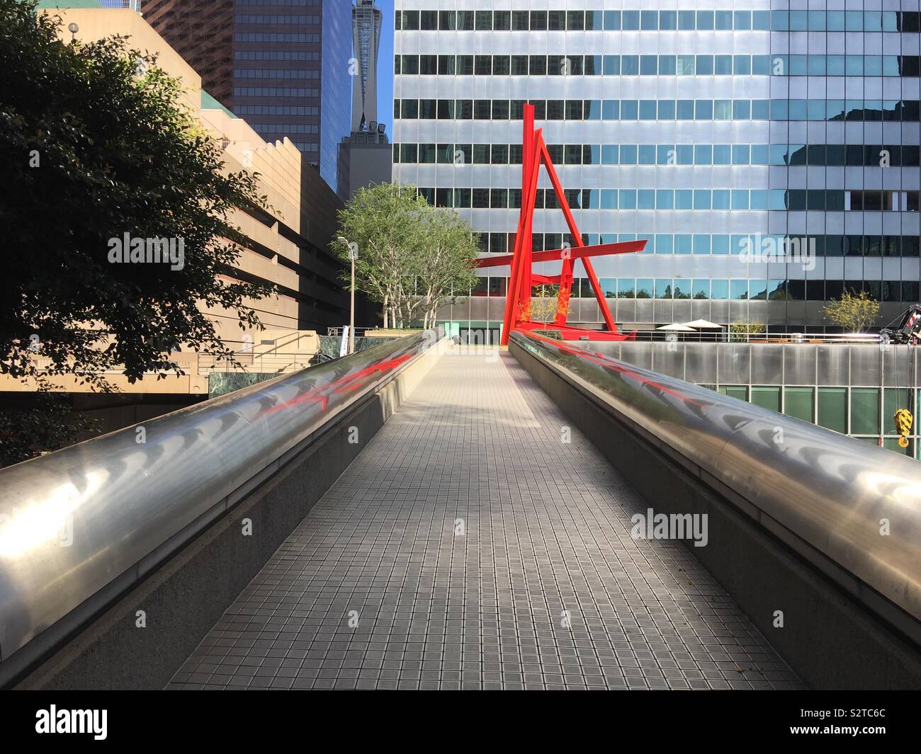 LOS ANGELES, Ca, May 2019: Blick über den Skywalk (Fußgängerbrücke) außerhalb des Westin Bonaventure Hotel in der Innenstadt, auf der Suche nach Büros mit Skulptur Garten sichtbar Stockfoto