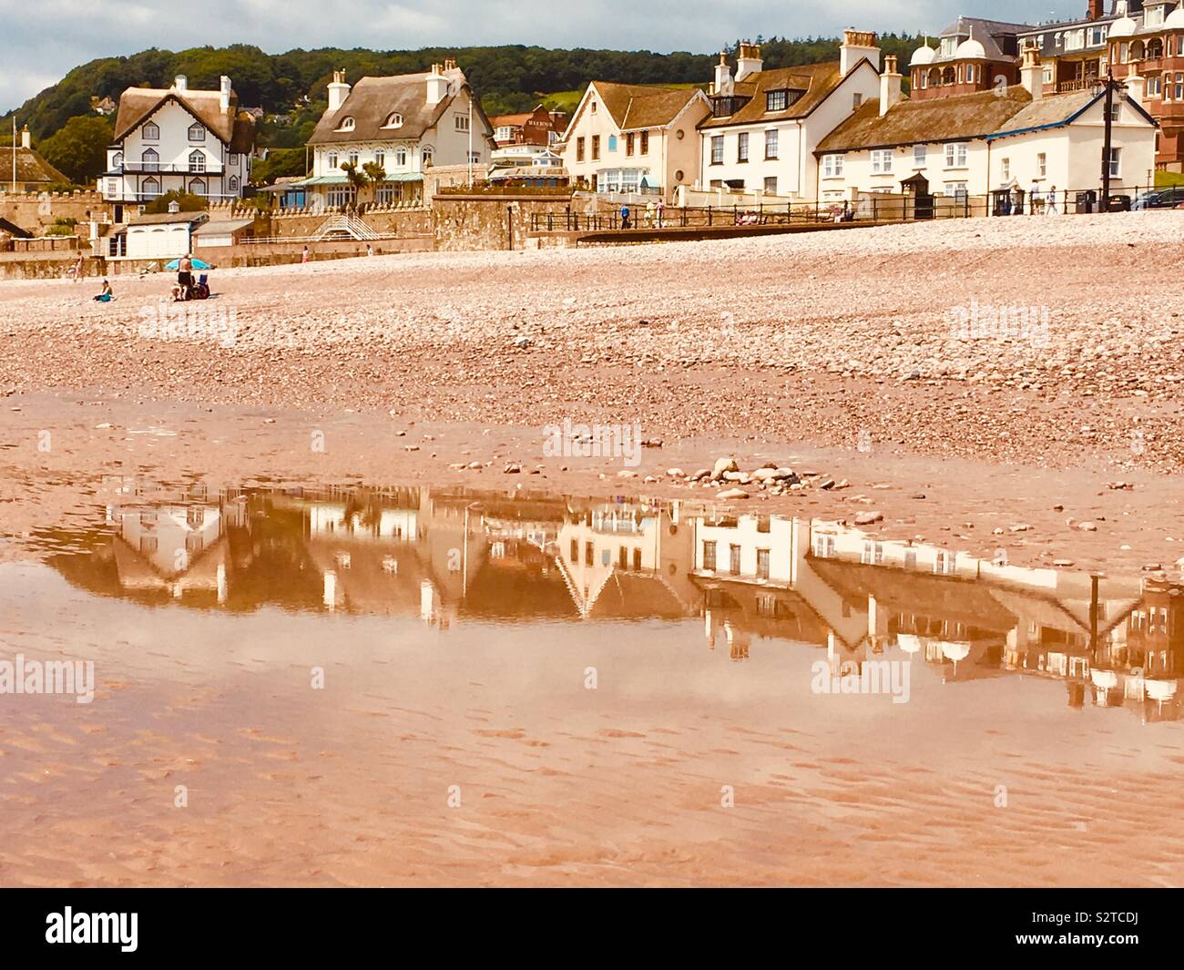 Reflexionen von Häusern auf Sidmouth Strand, Devon, England Stockfoto