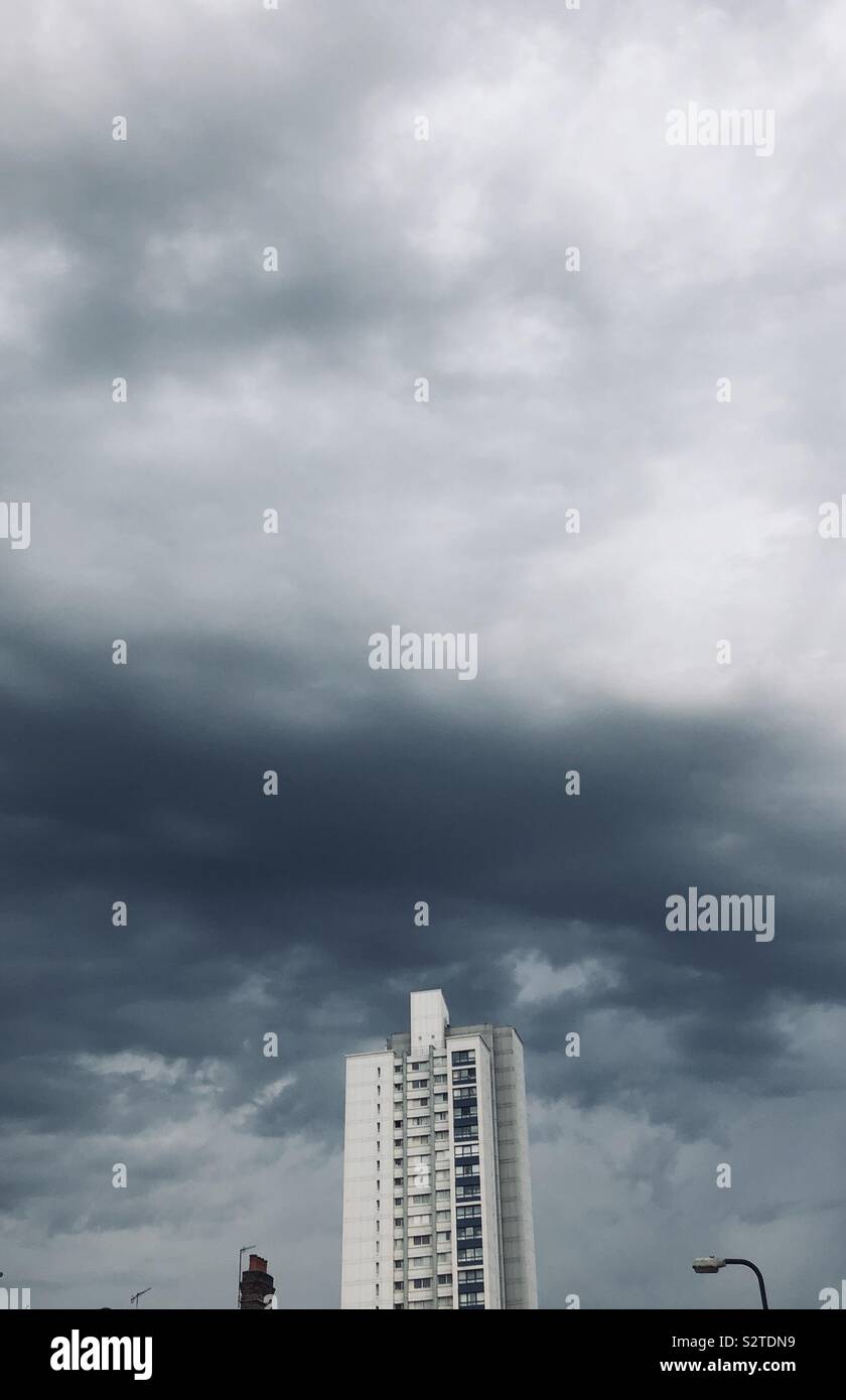 Hochhaus Mehrfamilienhaus in London mit stürmischen bedrohlicher Himmel Stockfoto