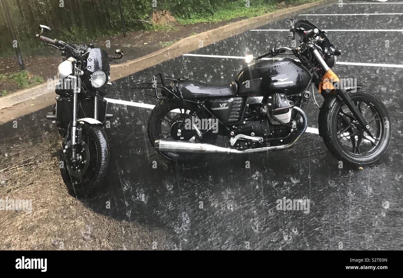 Motorrad im regen Fotos und Bildmaterial in hoher Auflösung Alamy