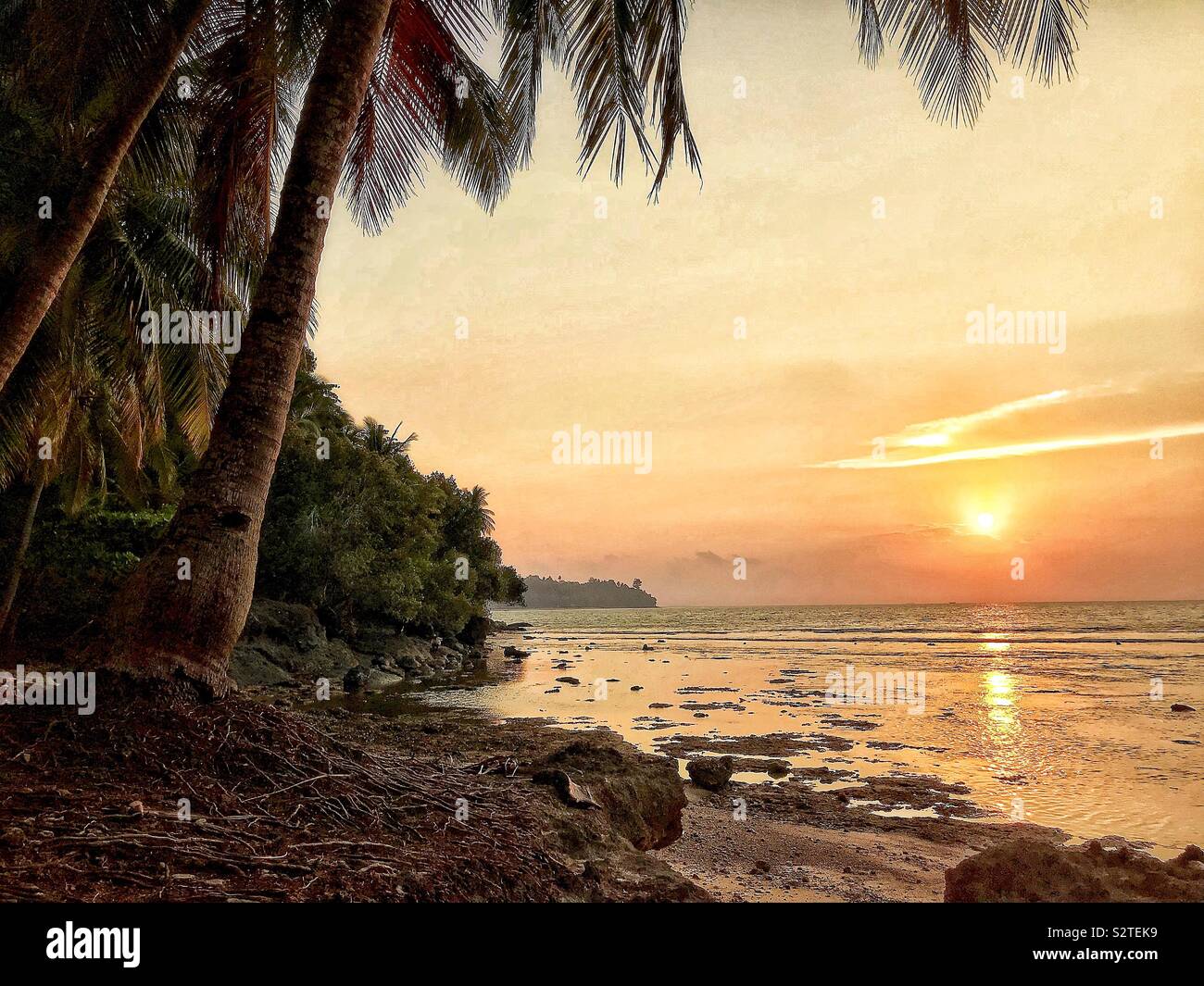 Pantai Airmanis, Batu Malin Kundang, West Sumatra, Indonesien Stockfoto