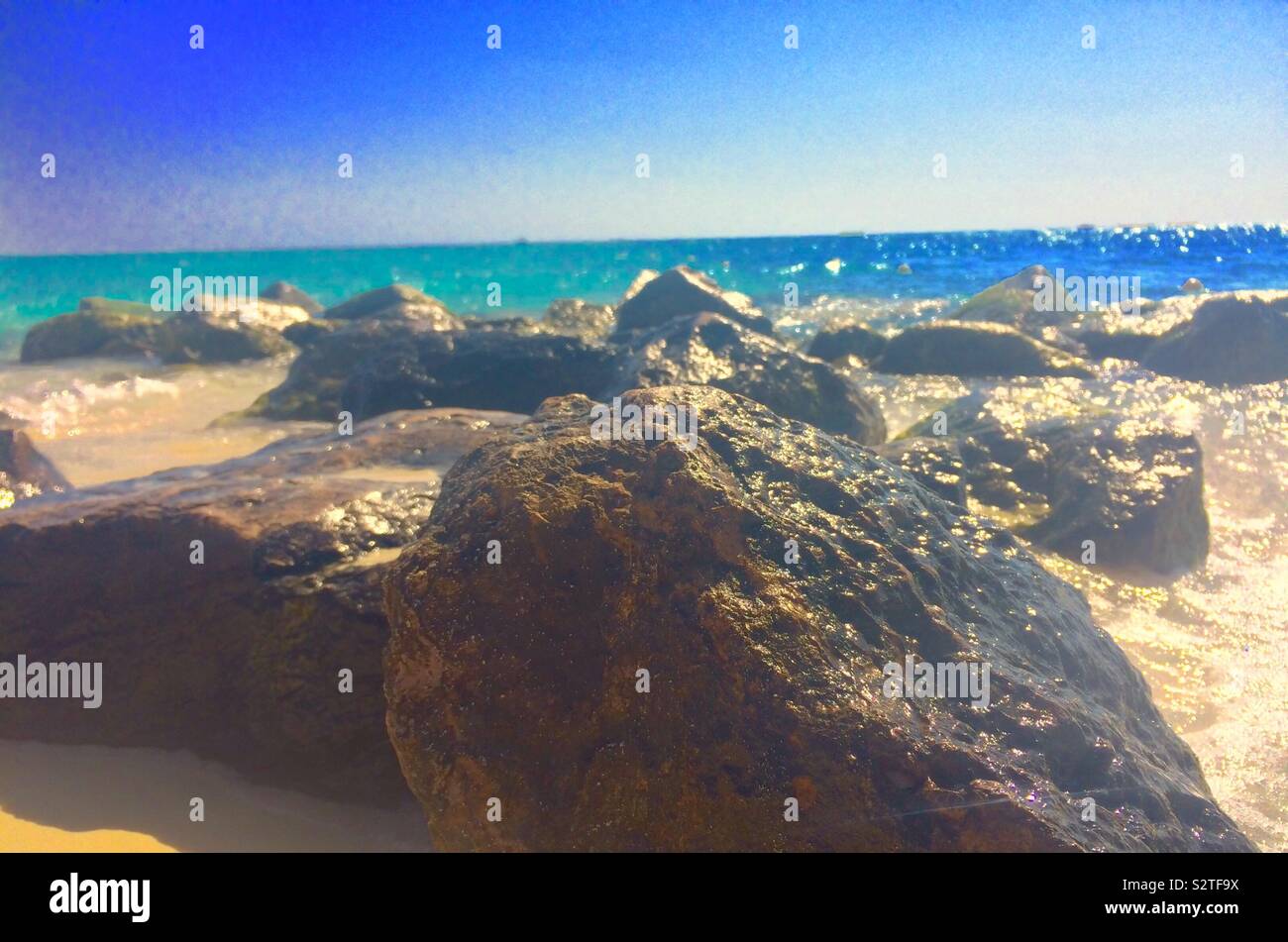 Schönen Felsen am Strand im Mittelmeer Stockfoto