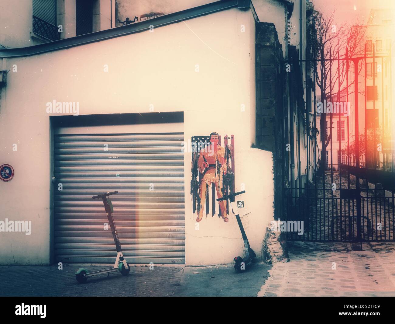 Street Art in Paris vintage Film Effekt - Smartphone-aufgenommenes Stockfoto