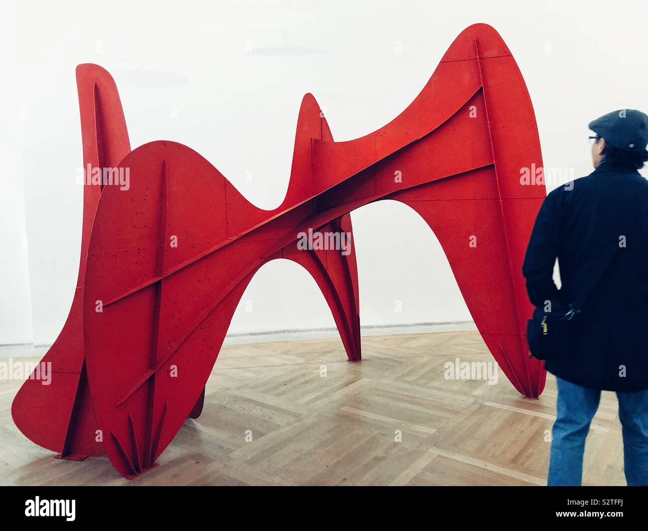 Besucher neben der Skulptur von Alexander Calder im Picasso Museum in Paris Stockfoto