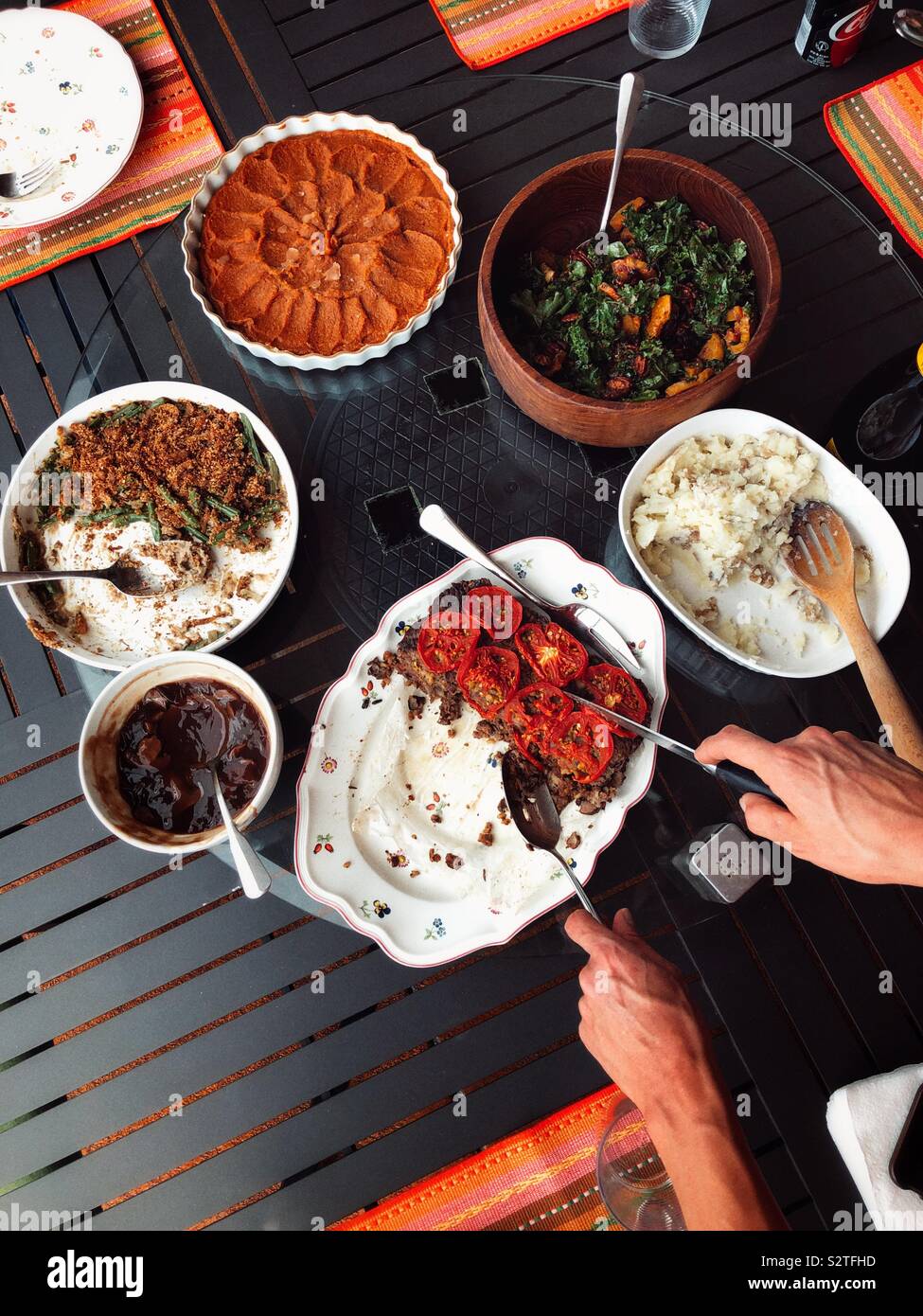 Mit vegan Thanksgiving fest - Smartphone-aufgenommenes Stockfoto