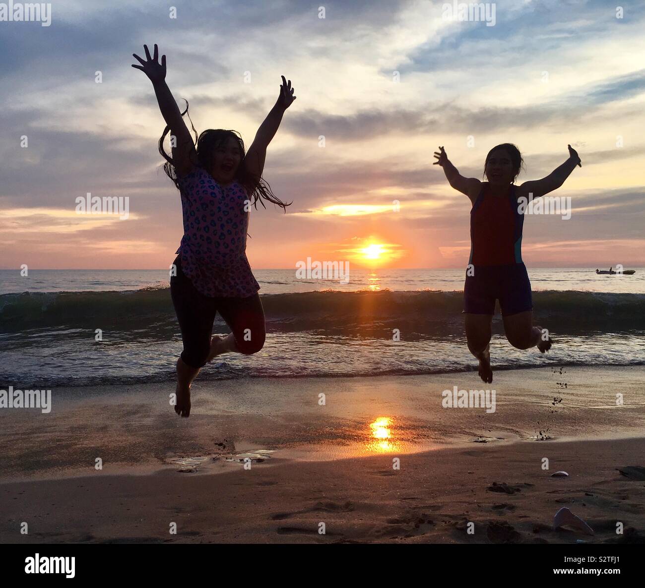Sonnenuntergang springen Flucht vom Meer in Anyer Beach von Indonesien Stockfoto