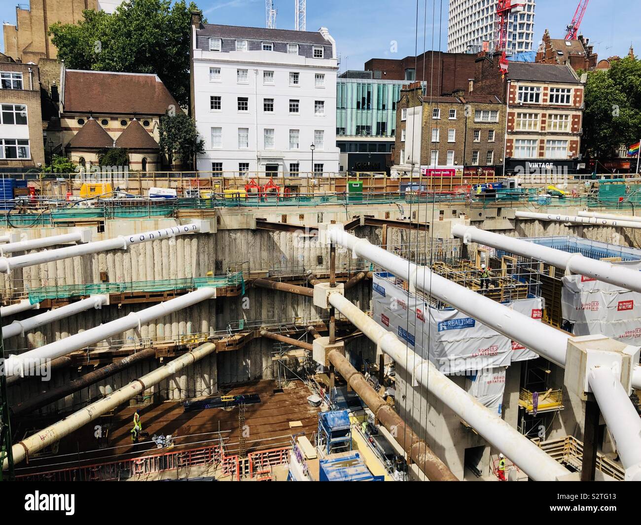 Tiefe Baugrube Baustelle aus Tottenham Court Road London Stockfoto