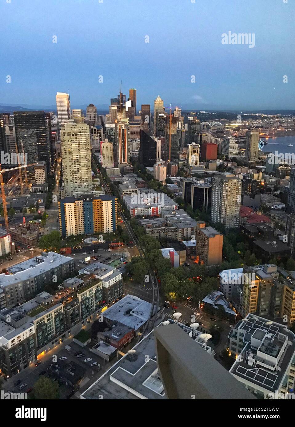 Stadt von Seattle in der Dämmerung, als von der Space Needle gesehen. Stockfoto