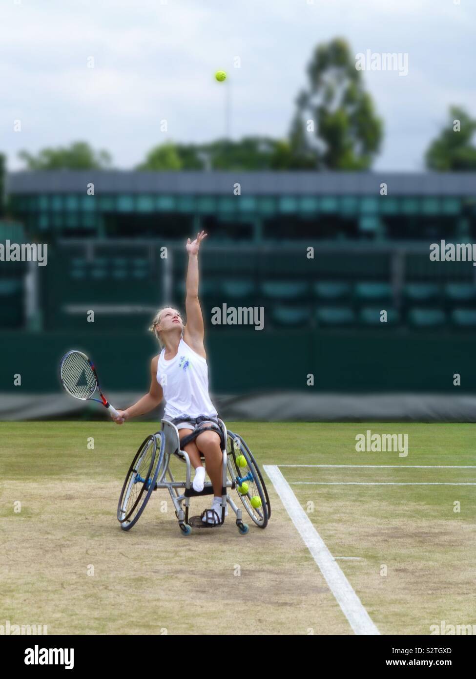 Eine Dame in ihrem Rollstuhl Tennis in Wimbledon Stockfoto