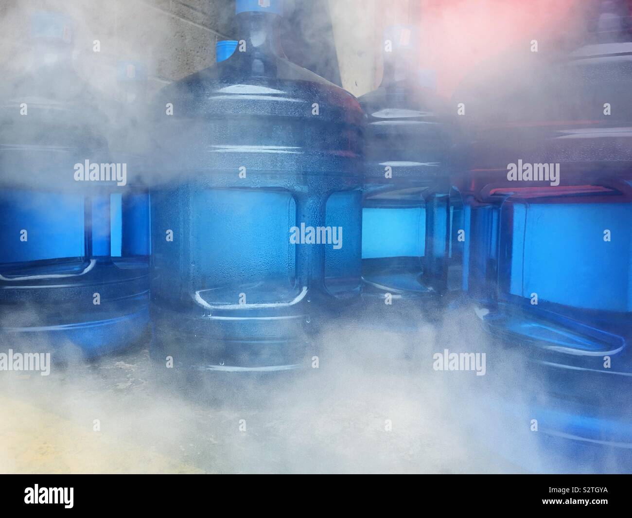 Große Flaschen Wasser Abkühlen Stockfoto