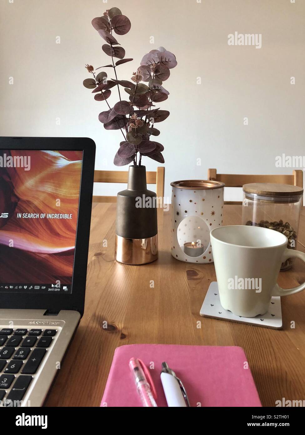 Ich liebe meine Workstation für die kommende Woche vorbereitet zu haben. Mit guten vibes alles reibungslos fließt. Stockfoto