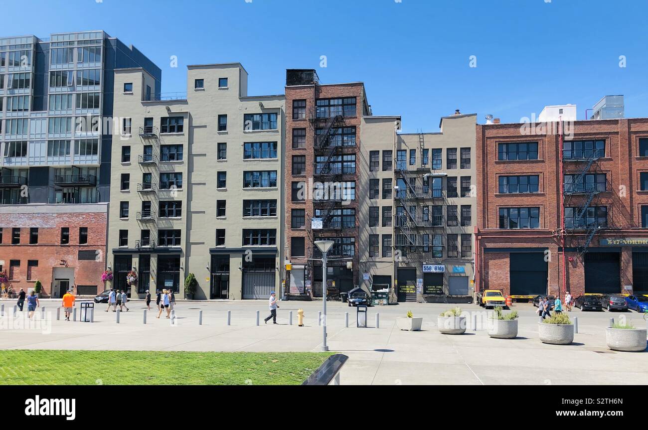 Die modernen Wohnraum in alten industriellen Teile von Seattle in der Pioneer Square gegenüber vom Sportstadien. - Smartphone-aufgenommenes Stockfoto
