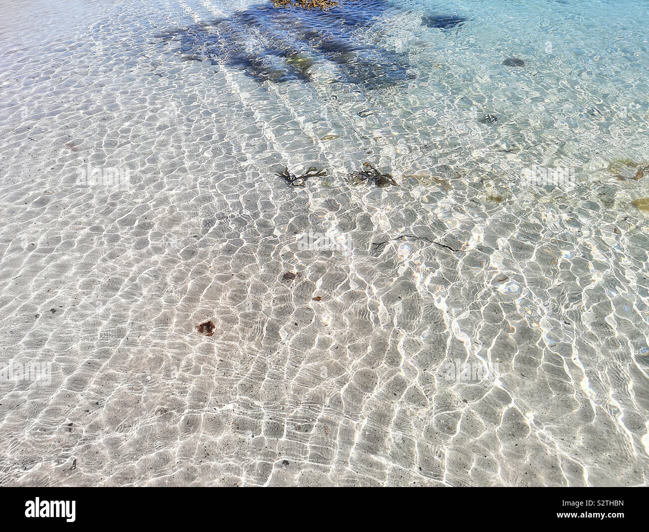 Wellen und Muster in klar transparent sonnendurchflutete Ozean Stockfoto