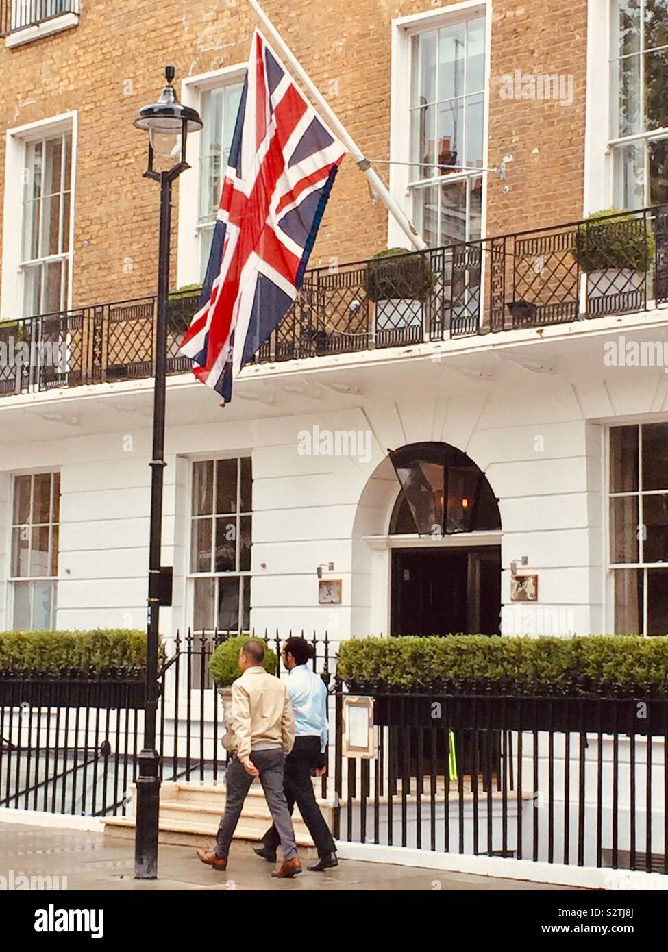 Ein Union Jack fliegt über einem Hotel in der Nähe der Marylebone Station, London, Großbritannien - Smartphone-aufgenommenes Stockfoto