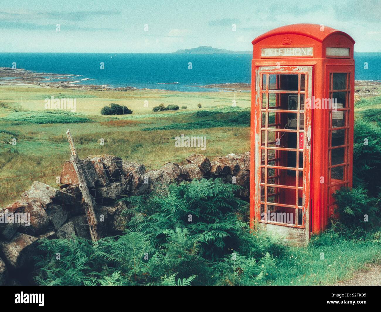 Fernbedienung original Telefonzelle an der atemberaubenden wilden Küste der Halbinsel Ardnamurchan, Schottland Stockfoto