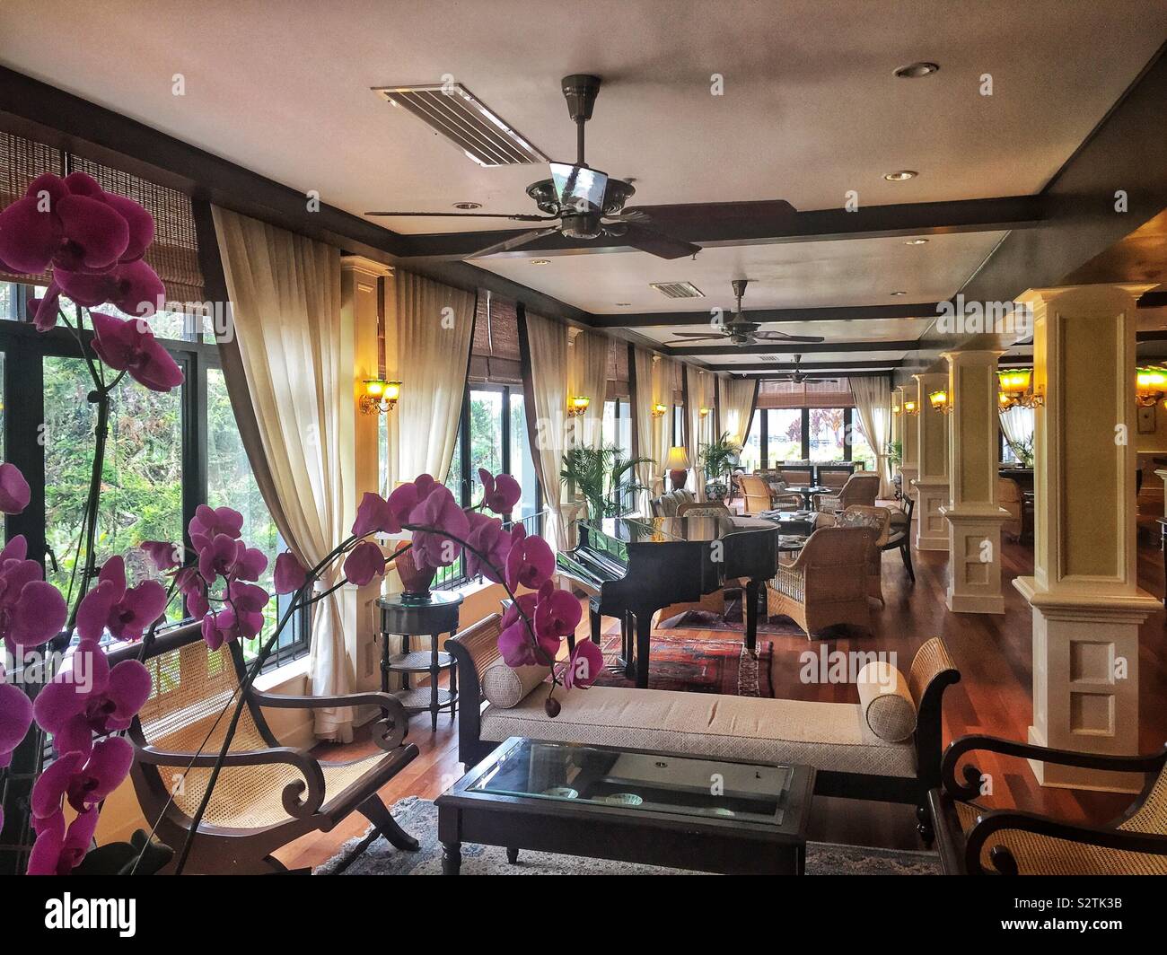 Die hauptlounge der Cameron Highlands Resort, Cameron Highlands, Malaysia - Smartphone-aufgenommenes Stockfoto