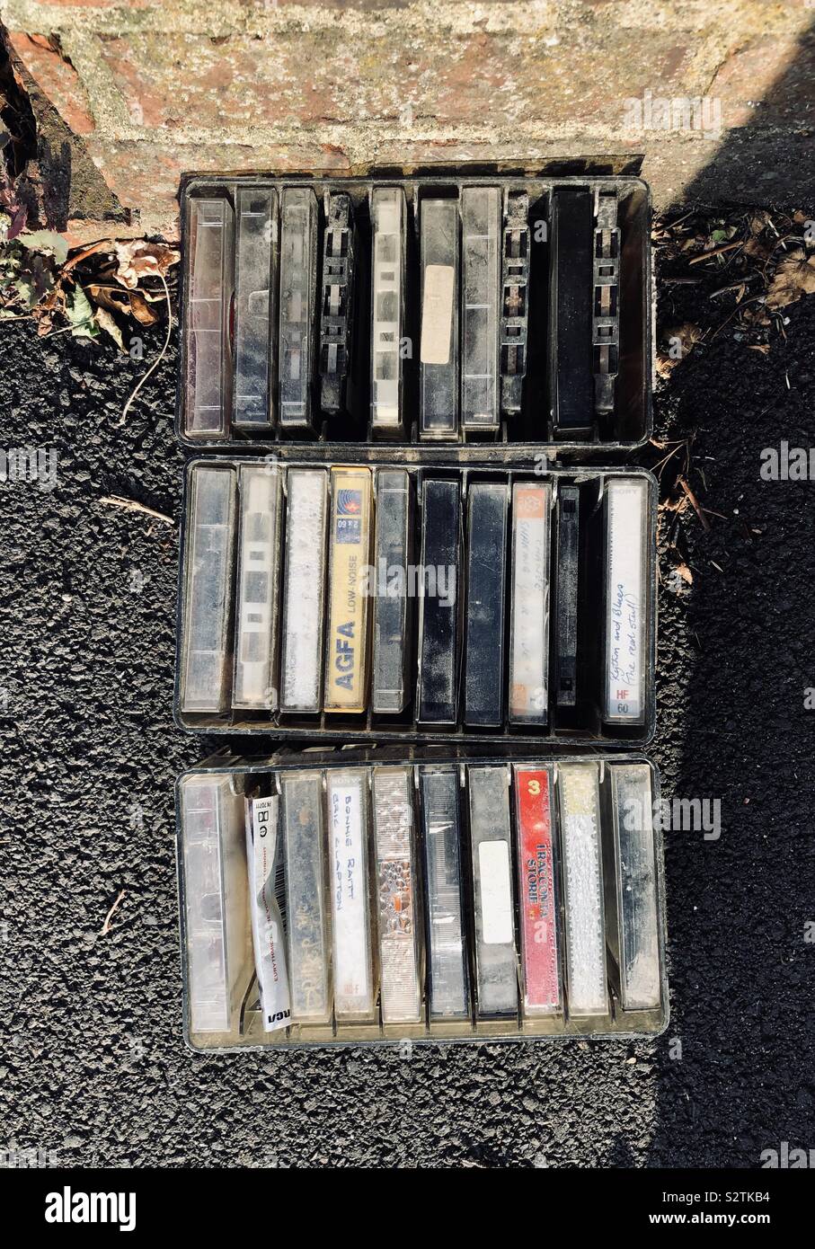 Viele Kassetten auf einer Straße aufgegeben Stockfoto