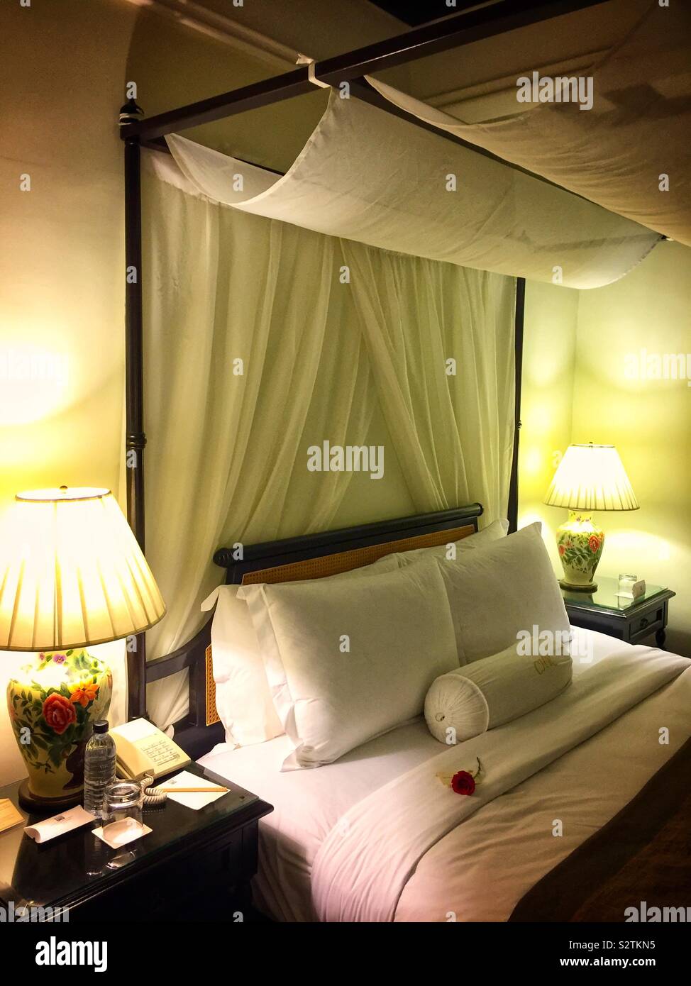 Ein Schlafzimmer an der Cameron Highlands Resort, Cameron Highlands, Malaysia - Smartphone-aufgenommenes Stockfoto