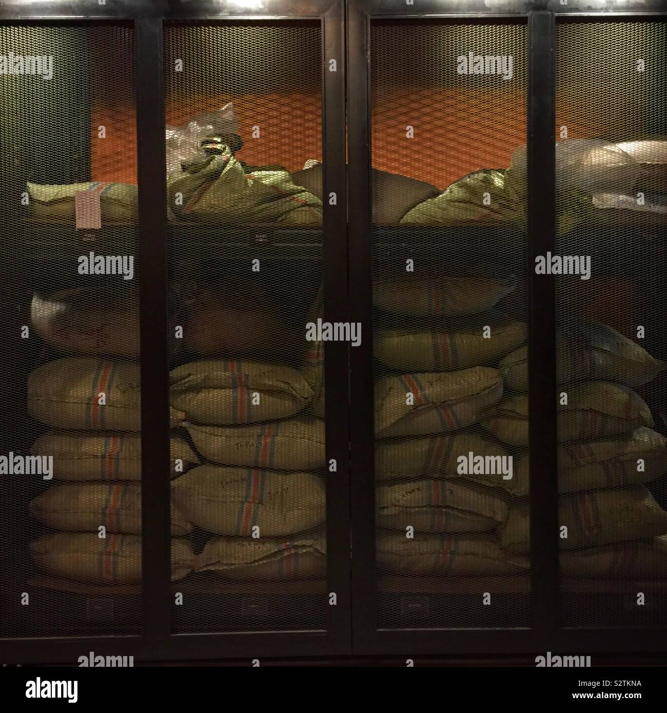 Kaffeebohnen gespeichert vor der Röstung bei Antipodean Café, Restaurant in Kuala Lumpur, Malaysia, dass seine Kaffeebohnen direkt von kleinen-holding Winzer und braten sie in-house - Smartphone-aufgenommenes Stockfoto