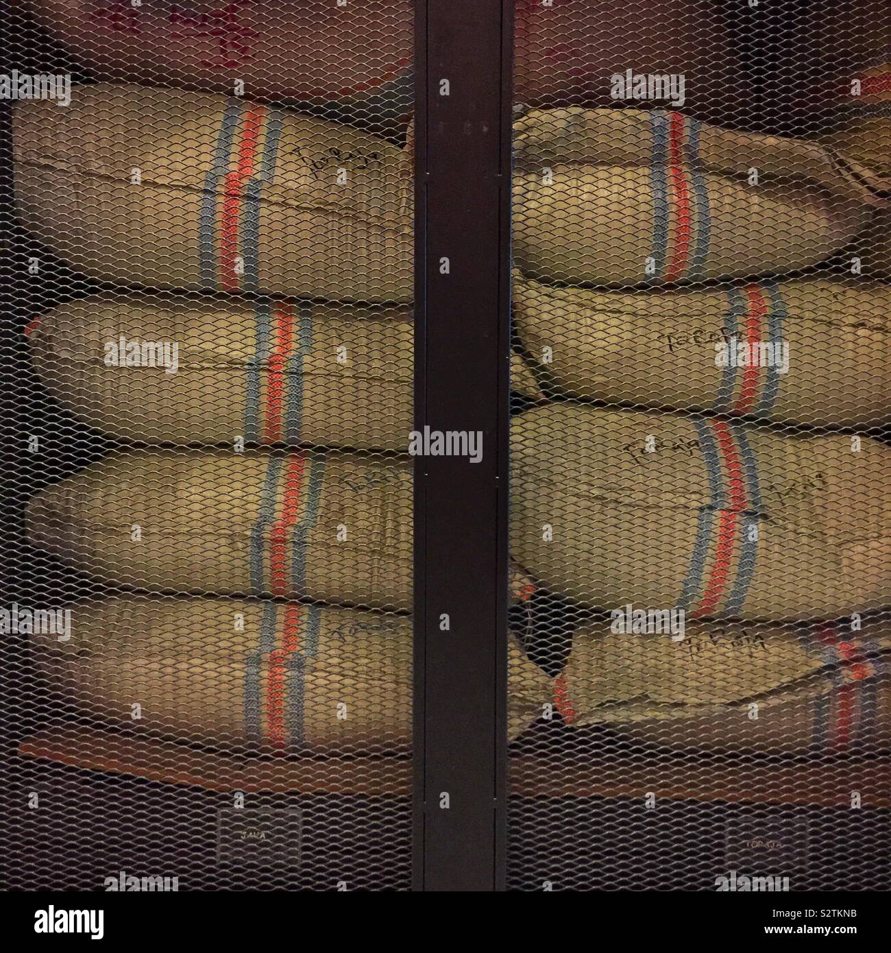 Kaffeebohnen gespeichert vor der Röstung bei Antipodean Café, Restaurant in Kuala Lumpur, Malaysia, dass seine Kaffeebohnen direkt von kleinen-holding Winzer und braten sie in-house - Smartphone-aufgenommenes Stockfoto