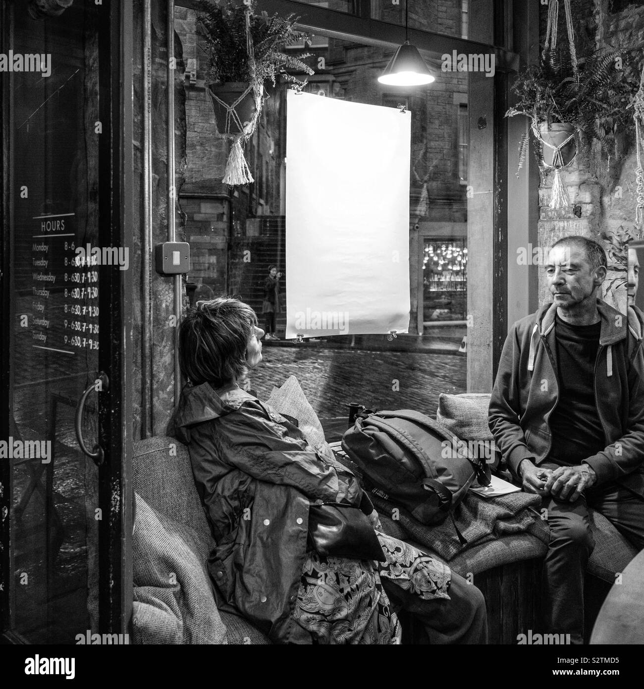 Kaffee und gespräch Schwarzweiß-Stockfotos und -bilder - Alamy