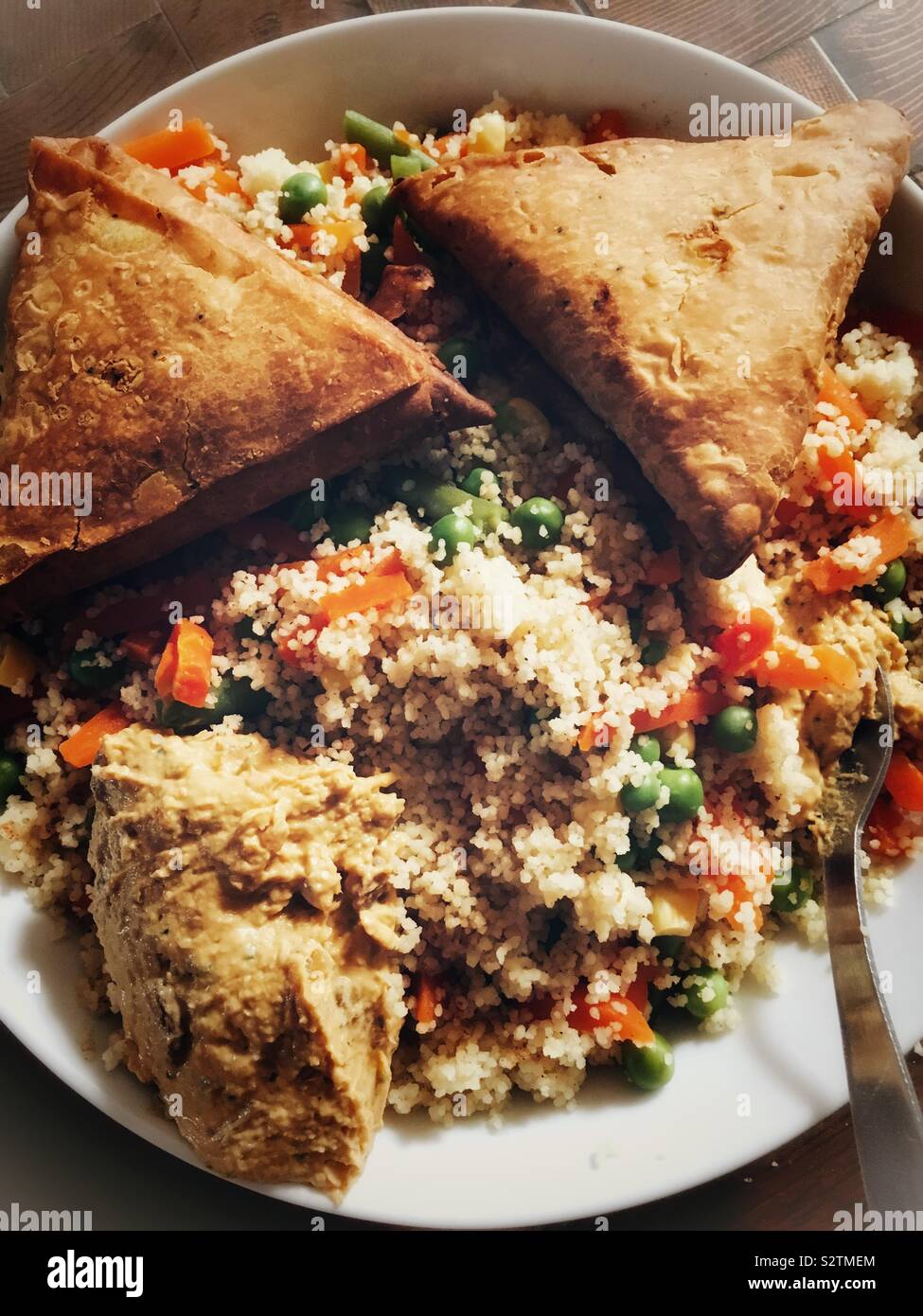 Samosas, Gemüse Couscous und humous Stockfoto